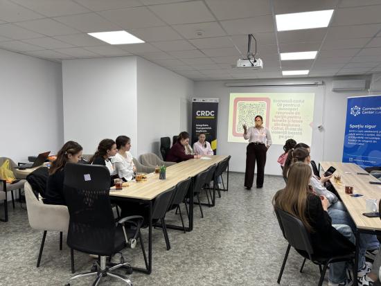 Activitate de sensibilizare cu tinere din municipiul Cahul, în cadrul campaniei „16 Zile de Activism împotriva Violenței Bazate pe Gen”