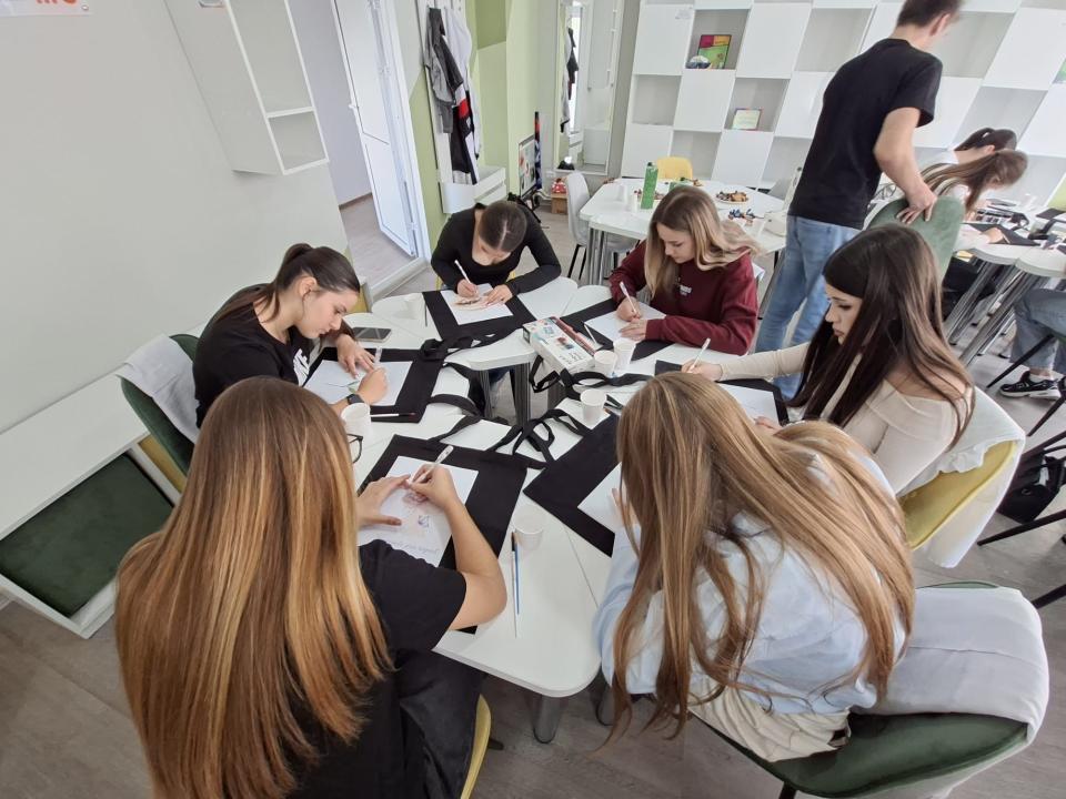 „Împreună spunem NU violenței” – atelier creativ cu tinerele de la Colegiul de Medicină Cahul